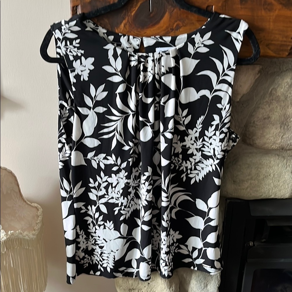 Women's Black & White Floral Sleeveless Top